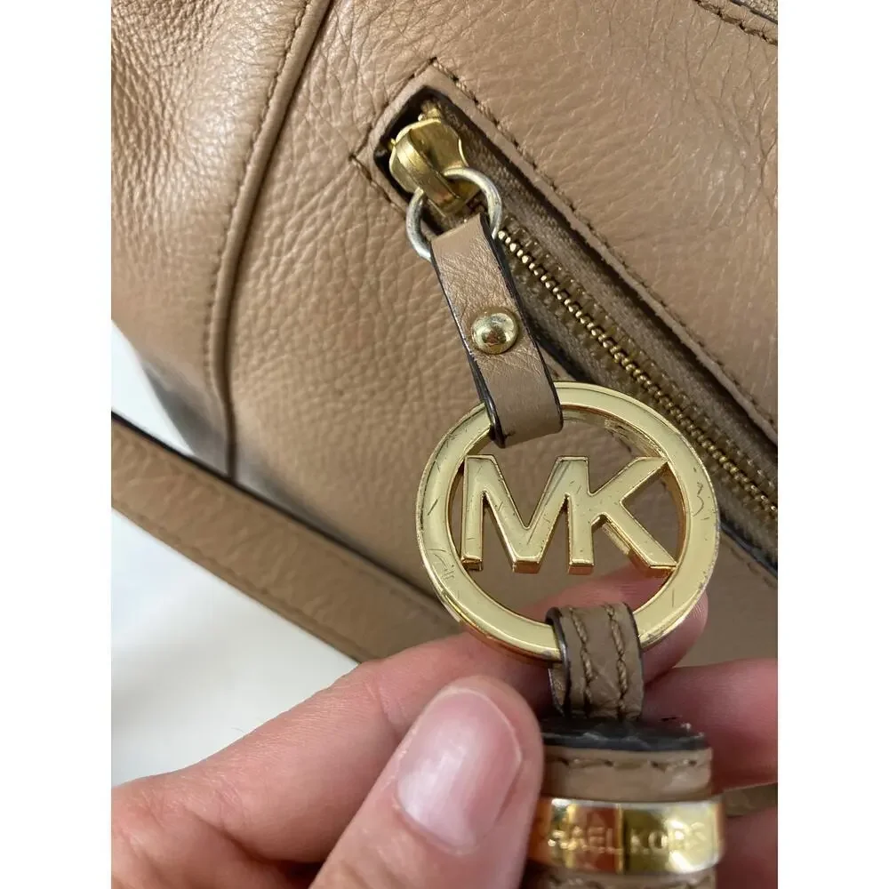 MICHAEL KORS, MEDIUM TAUPE PEBBLED LEATHER CROSSBODY BAG